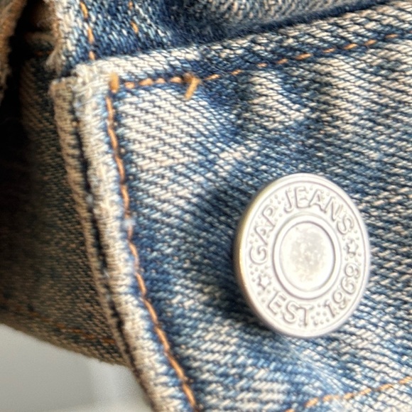 EUC Gap size M vintage denim jacket. From 2004. Fitted. Classic.Fits size 8 well - Picture 6 of 10